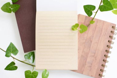 Masanın üzerinde dizüstü bilgisayarlar ile not etmek