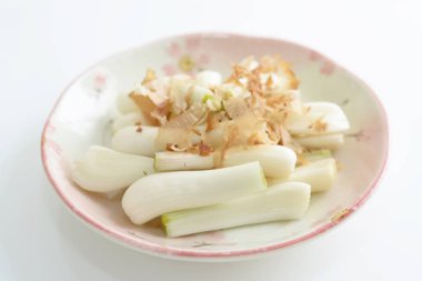 Yemek masası üzerinde turşu scallions