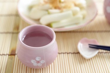 Yemek masası üzerinde turşu scallions