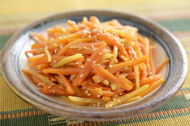 Dulavratotu yemek masası üzerinde Kinpira stilinde Sote