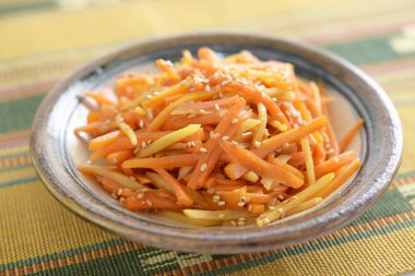 Dulavratotu yemek masası üzerinde Kinpira stilinde Sote