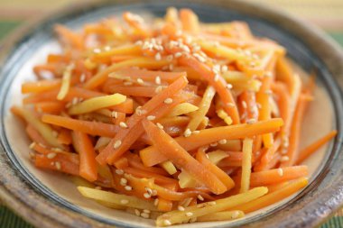 Dulavratotu yemek masası üzerinde Kinpira stilinde Sote