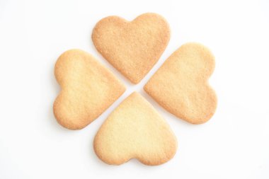 Beyaz arka planda izole edilmiş lezzetli kurabiyeler