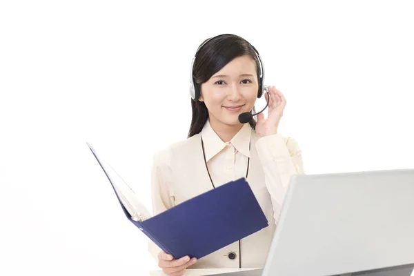 Lächelnder Callcenter Betreiber — Stockfoto