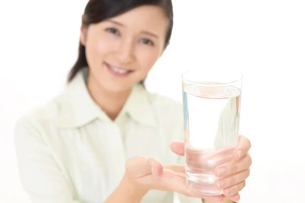 Kvinna Med Ett Glas Vatten — Stockfoto