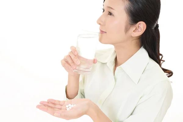 Mujer Que Bebe Suplementos — Foto de Stock