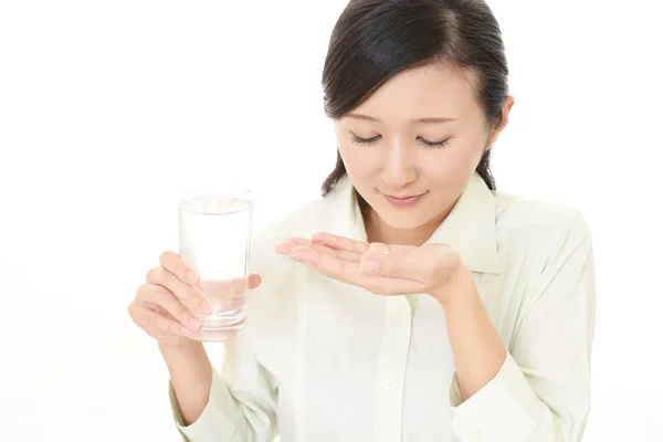 Vrouw Die Supplementen Drinkt — Stockfoto