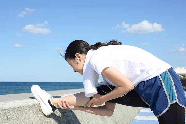 Молодая Женщина Делает Упражнения Моря — стоковое фото