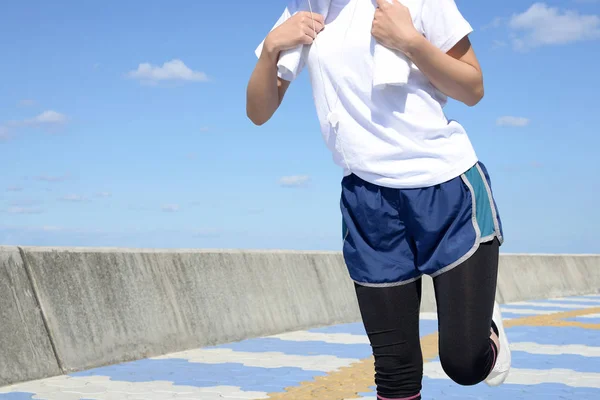Kobieta Jogging Nad Morzem — Zdjęcie stockowe