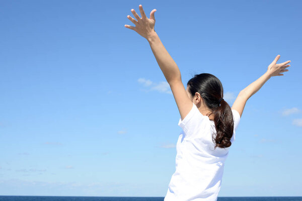 Расслабленная женщина у моря
