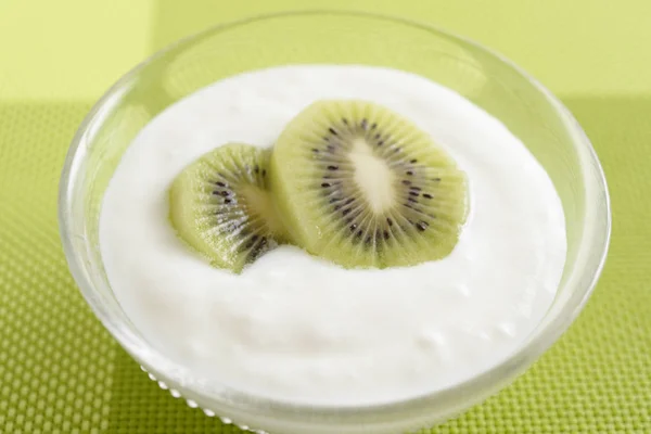 Здоровый Вкусный Белый Йогурт — стоковое фото