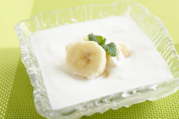 Здоровый Вкусный Белый Йогурт — стоковое фото