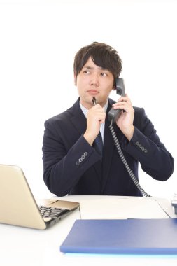 Huzursuz görünen bir iş adamı portresi