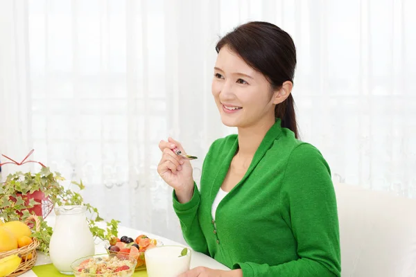 Glückliche Junge Frau Beim Frühstück — Stockfoto