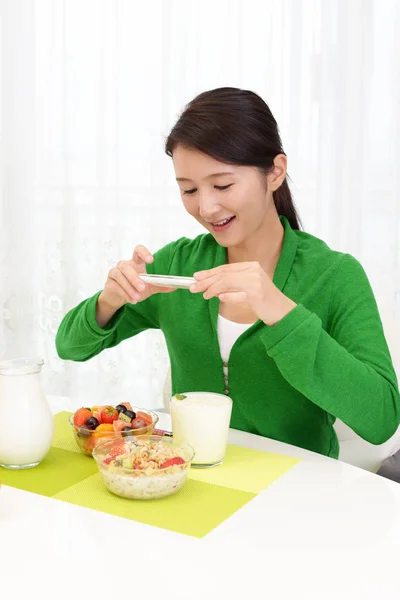 Happy Young Woman Eating Breakfast — Stock Photo, Image