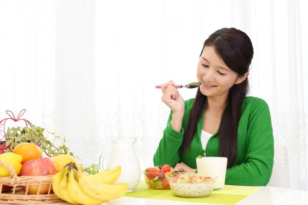 Glückliche Junge Frau Beim Frühstück — Stockfoto