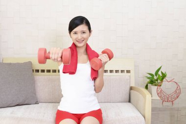 Dambıl ile egzersizleri bir genç kadın