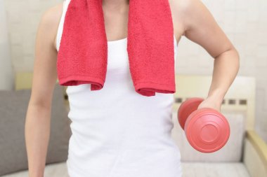 kadın dumbbells ile yapıyor