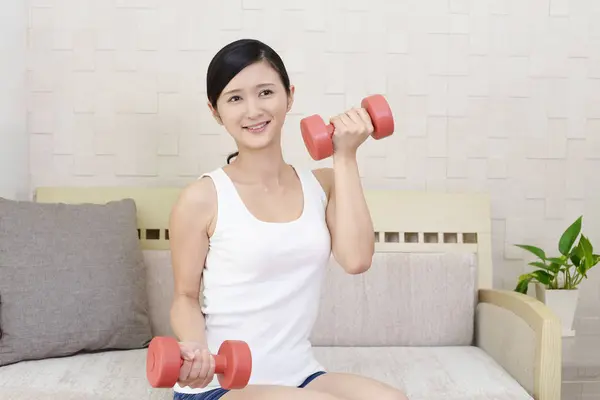 Young Woman Who Exercises Dumbbells — Stock Photo, Image