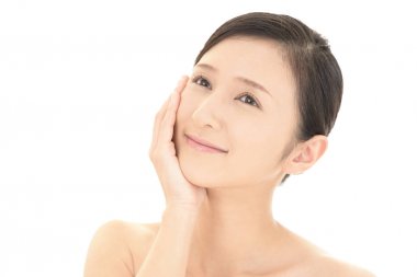 Yüzüne bakan kadın.