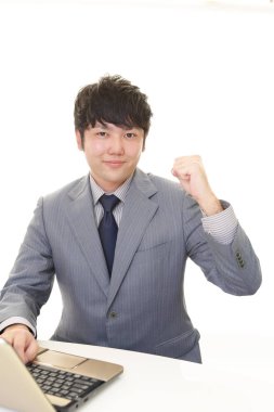 Mutlu poz veren erkek ofis çalışanı.