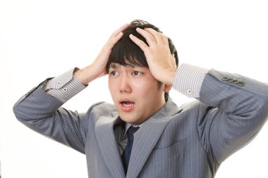 Beyaz arka plan üzerinde izole sinirli Asya iş adamı