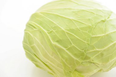 Beyaz arka planda izole edilmiş taze lahana