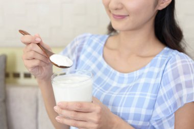 Yoğurt yiyen Kadın