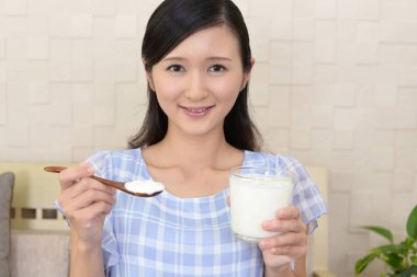 Yoğurt yiyen Kadın