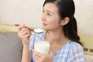 Yoğurt yiyen Kadın