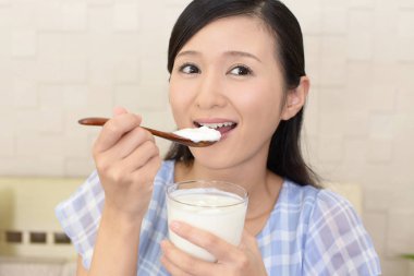 Yoğurt yiyen Kadın