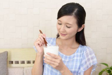 Yoğurt yiyen Kadın