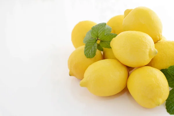 Limoni Freschi Sfondo Bianco — Foto Stock