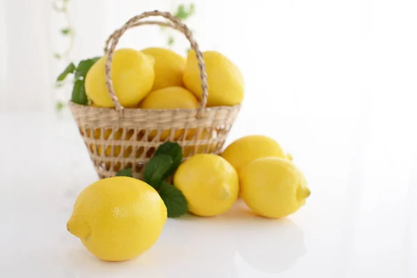 Limones Frescos Sobre Fondo Blanco — Foto de Stock