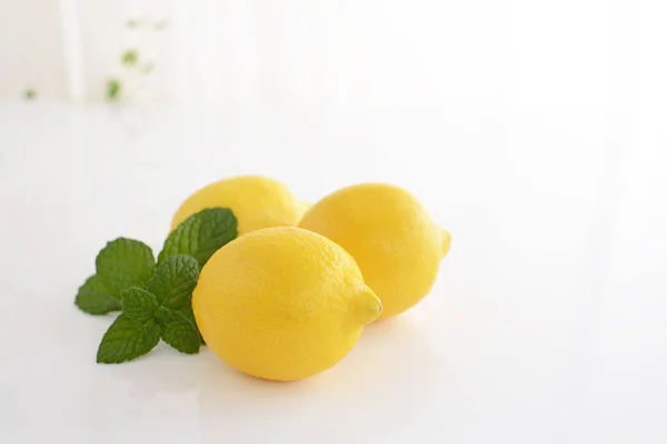 Limoni Freschi Sfondo Bianco — Foto Stock