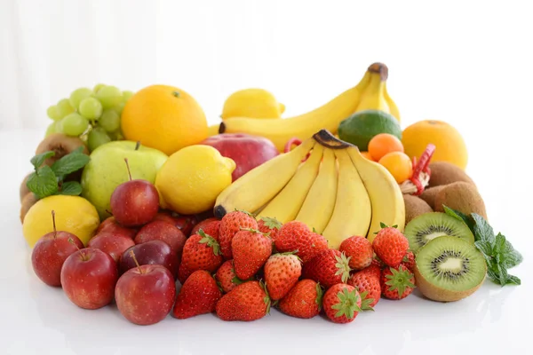 Verscheidenheid Van Heerlijke Verse Vruchten Witte Achtergrond — Stockfoto