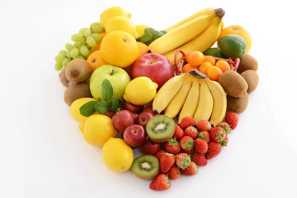 beyaz zemin üzerine çeşitli lezzetli ve taze meyve