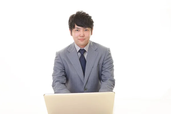 Empresário Sorridente Usando Laptop — Fotografia de Stock