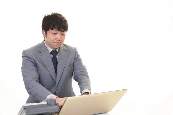 Азіатський Бізнесмен Дивлячись Ноутбук — стокове фото