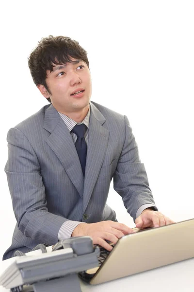 Asiatischer Geschäftsmann Der Müde Schreibtisch Arbeitet — Stockfoto