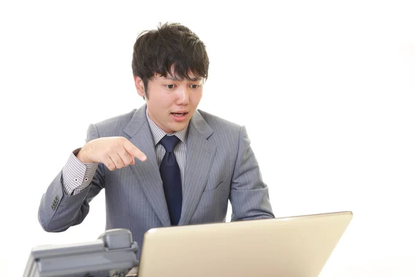 ノート パソコンで失望しているアジア系のビジネスマン — ストック写真