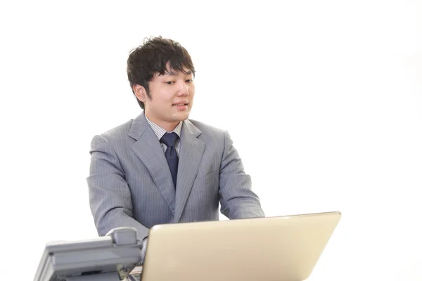 Orolig Asiatiska Man Tittar Laptop — Stockfoto