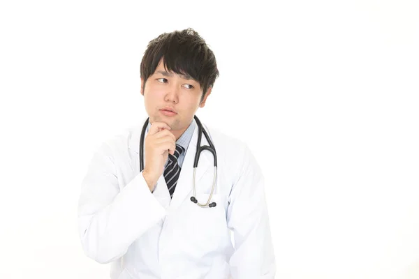 Preocupado Médico Asiático Aislado Sobre Fondo Blanco — Foto de Stock