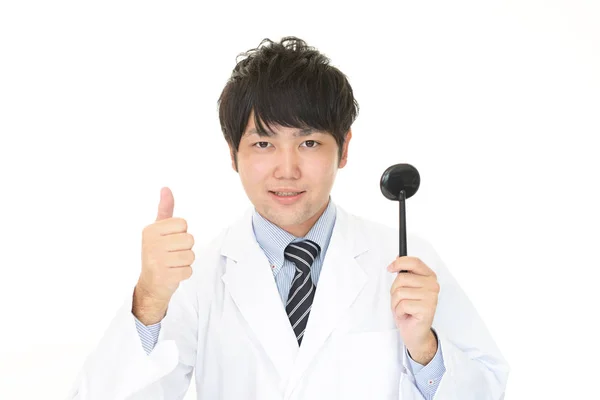 Hymyilevä Aasialainen Lääkäri — kuvapankkivalokuva