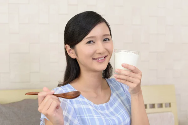 Kobieta Która Zjada Jogurt — Zdjęcie stockowe