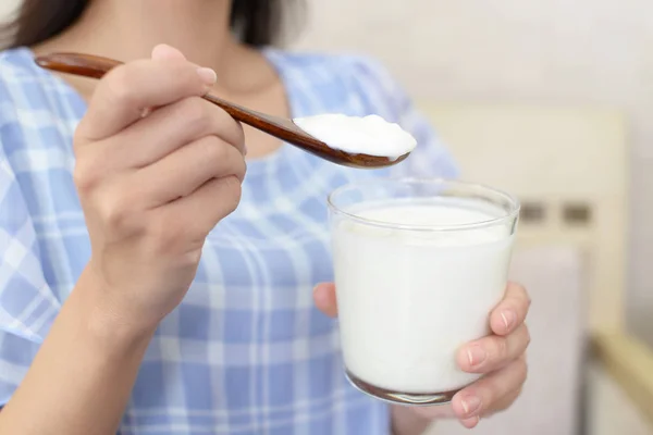 Kobieta Która Zjada Jogurt — Zdjęcie stockowe