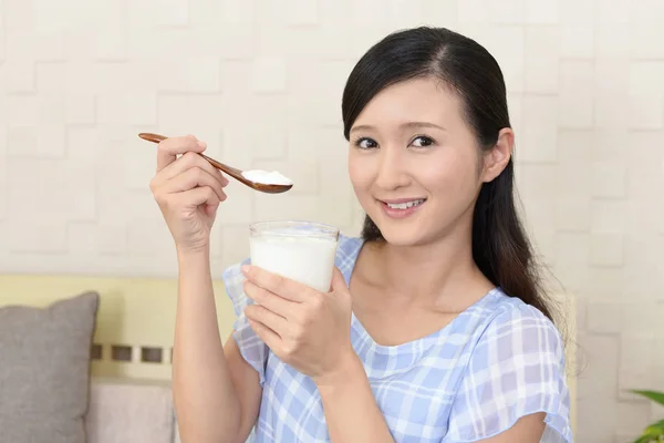 Vrouw Yoghurt Eet — Stockfoto