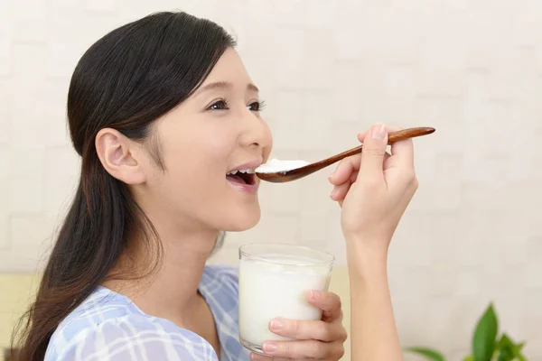 Woman Who Eats Yogurt — Stock Photo, Image