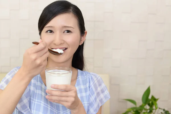 Woman Who Eats Yogurt — Stock Photo, Image