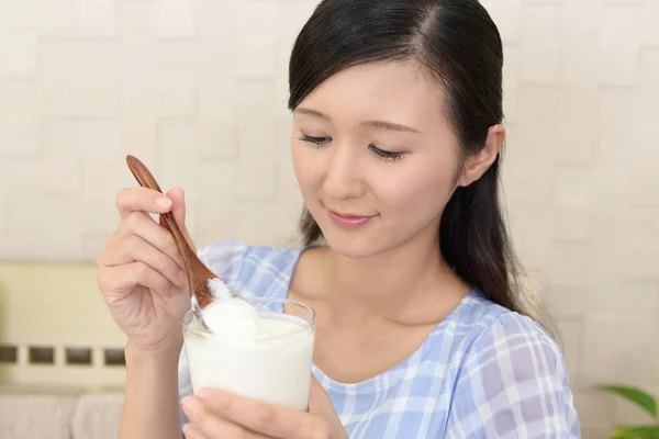 Woman Who Eats Yogurt — Stock Photo, Image